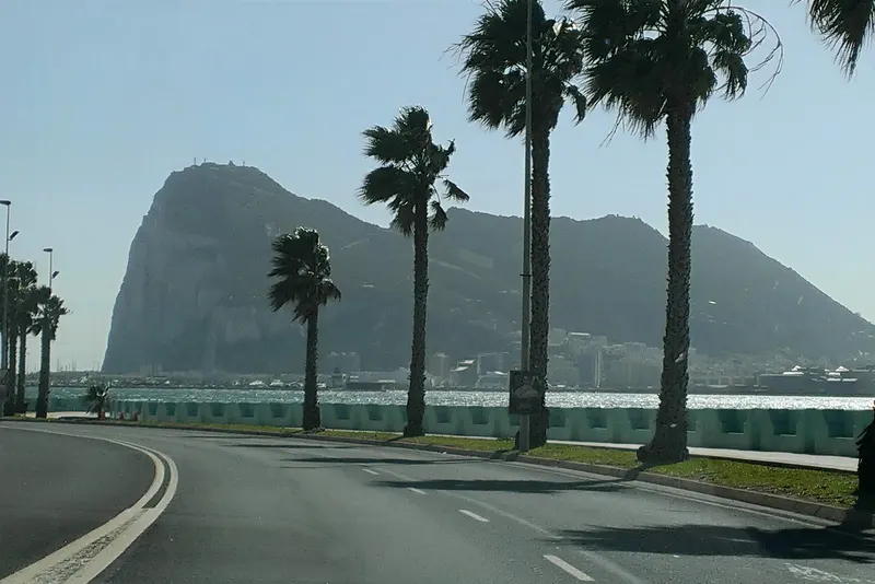 Gibraltar-klippen sett fra veien inn mot Gibraltar
