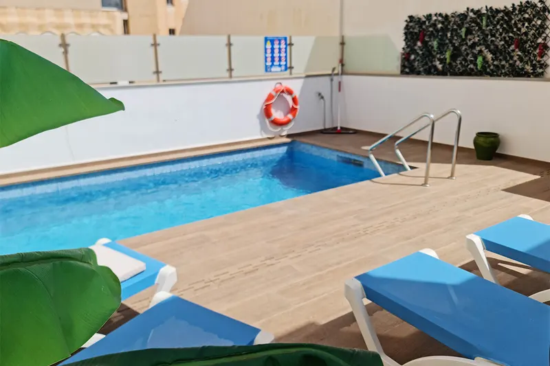 Takterrasse med basseng i Casa Alise
