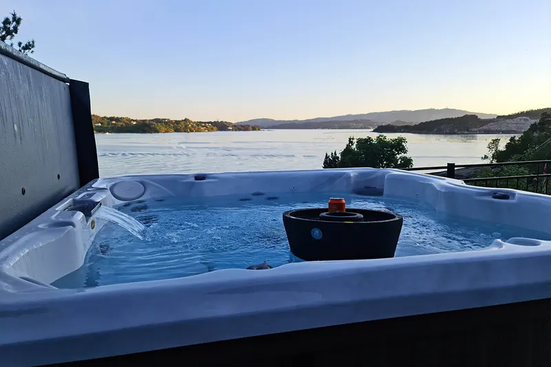 Jacuzzi med sjøutsikt ved Villa Bjørge