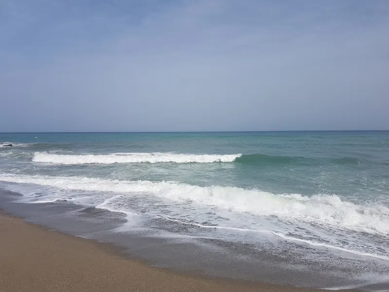 Bølger på stranden like ved