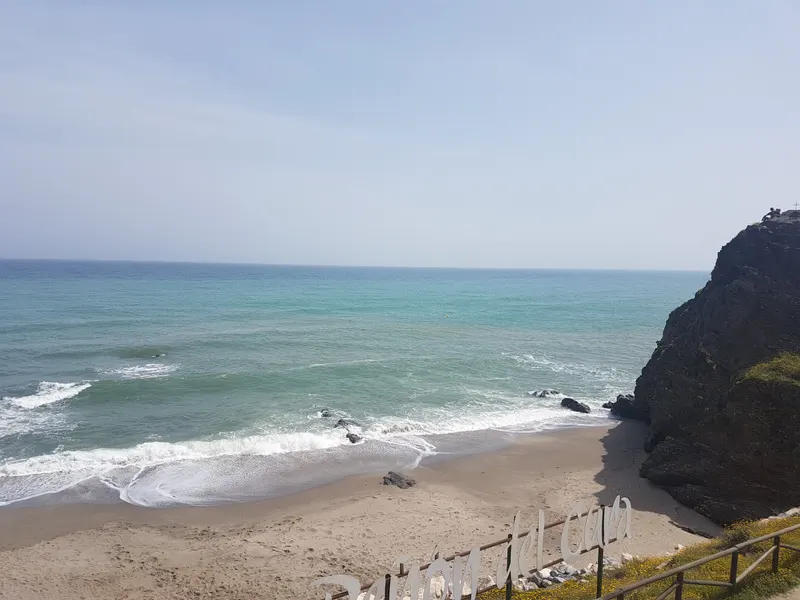Strand og klipper ved Peñón del Cura