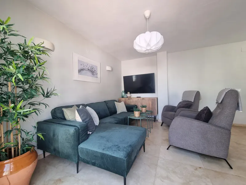 Stue med sofa og lenestoler