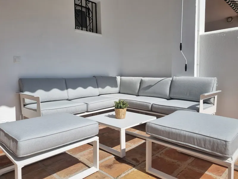 Sofagruppe på terrassen bak huset