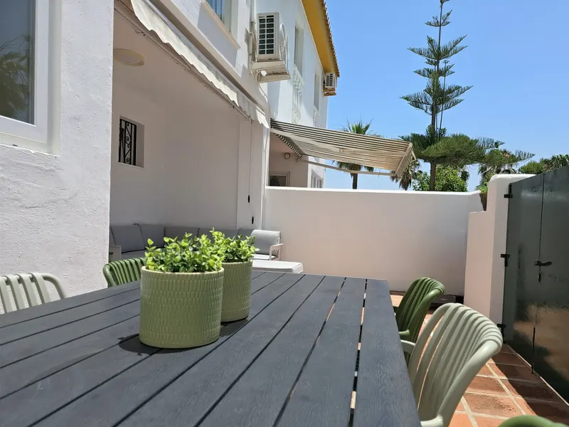 Spiseplass på terrassen bak huset