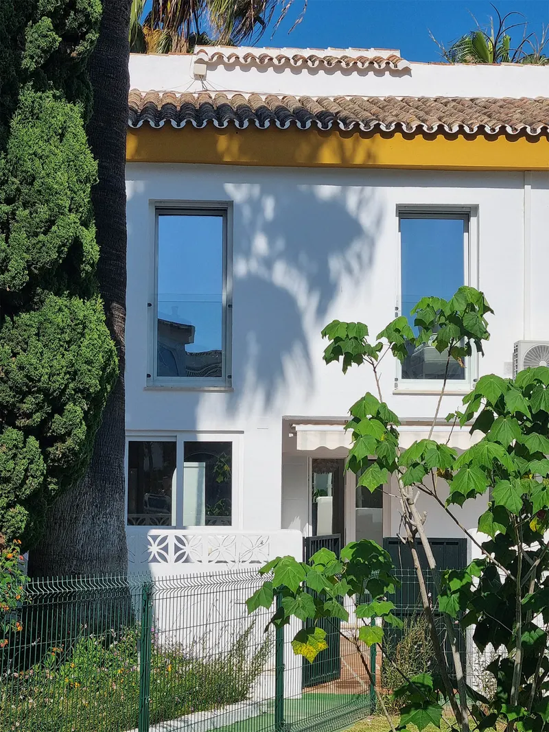 Baksiden av huset med gangvei til bassenget